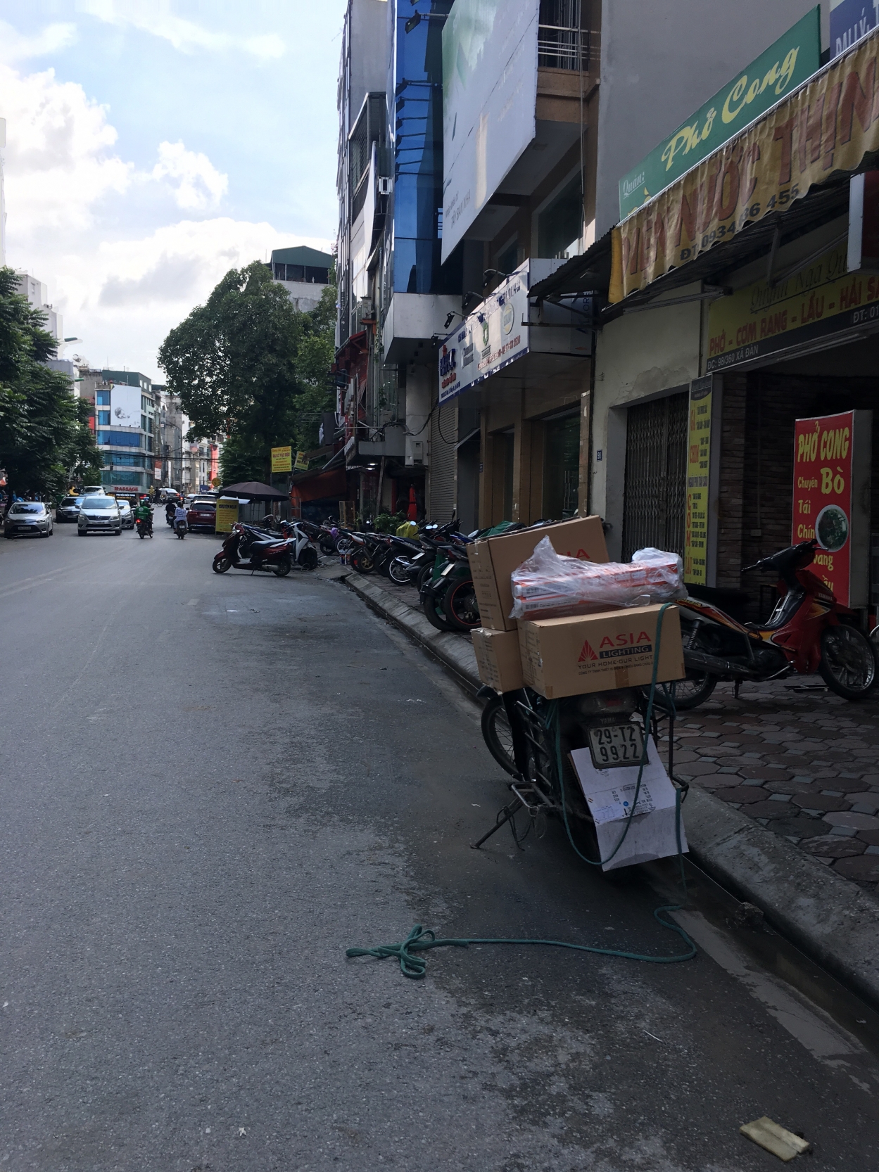 Các phương tiện ngang nhiên đậu đỗ trên vỉa hè và dưới lòng đường