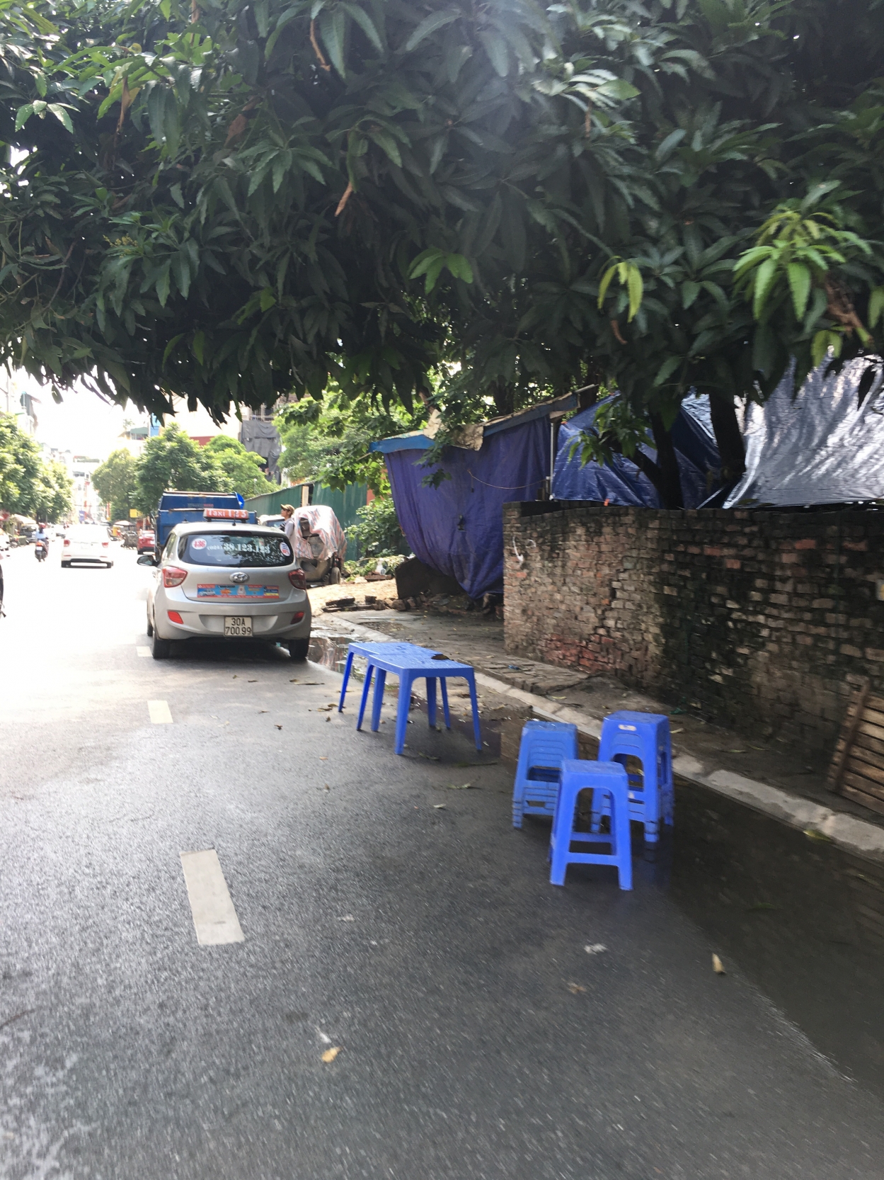 Lòng đường bị hàng quán chiếm dụng như