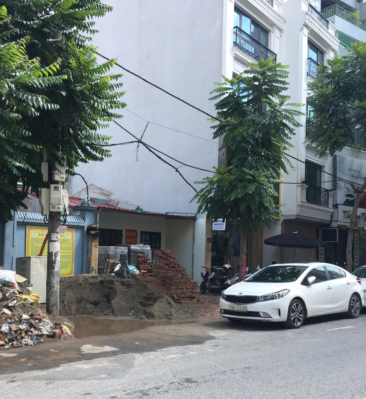 Vật liệu xây dựng kèm rác thải đổ tràn lan trên vỉa hè