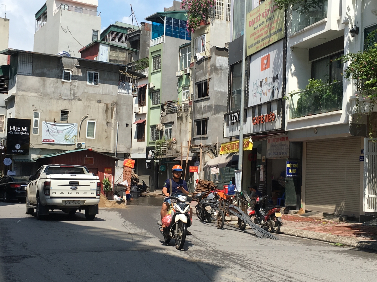 Xe ô tô ngang nhiên đậu đỗ giữa đường