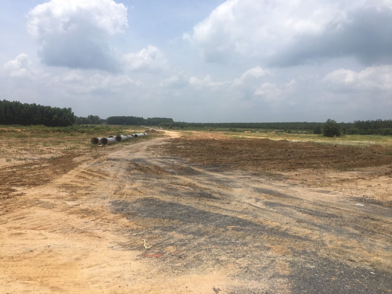 Dự án Airport New Center đến nay vẫn còn là bãi đất trống, chưa có dấu hiệu thi công.