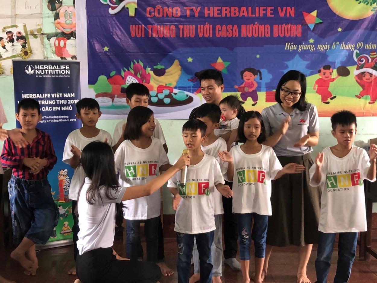 Thành viên và nhân viên Herbalife Việt Nam tặng quà và tổ chức các hoạt động vui chơi cho hơn 30 em nhỏ tại Nhà nuôi trẻ Hướng Dương, Hậu Giang
