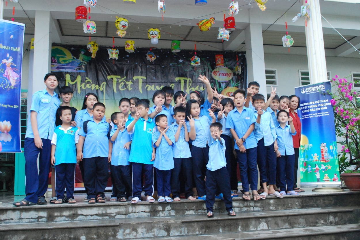 Thành viên và nhân viên Herbalife Việt Nam tặng quà và tổ chức các hoạt động vui chơi cho hơn 110 em nhỏ tại Trung tâm Bảo trợ xã hội Đồng Tâm, Bình Định