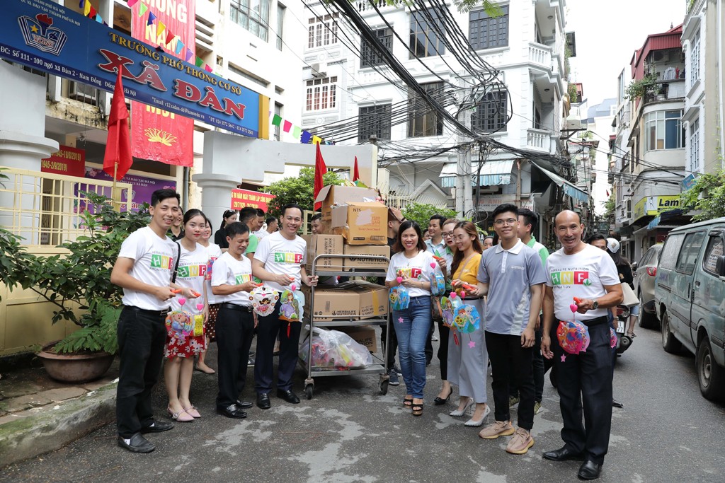 Thành viên và nhân viên Herbalife Việt Nam tặng quà và tổ chức các hoạt động vui chơi cho 500 em học sinh tại trường PTCS Xã Đàn, Hà Nội. Đây là một trong những cơ sở giáo dục đầu tiên và có uy tín nhất tại Việt Nam về nuôi dạy trẻ em điếc, khiếm thính