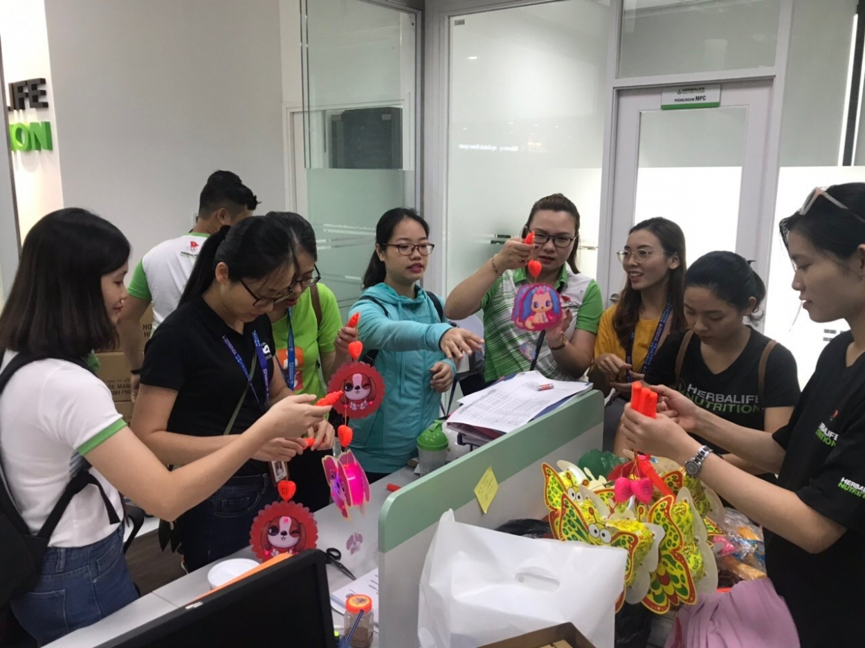 Các tình nguyện viên là nhân viên Herbalife Việt Nam chuẩn bị quà tặng cho các cháu thiếu nhi