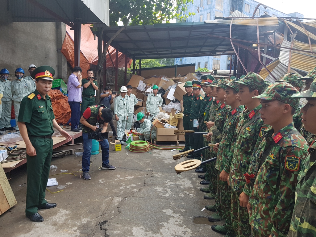 Bộ Tư lệnh Thủ đô Hà Nội huy động 78 cán bộ, chiến sĩ cùng 10 phương tiện phối hợp tham gia khắc phục sự cố môi trường