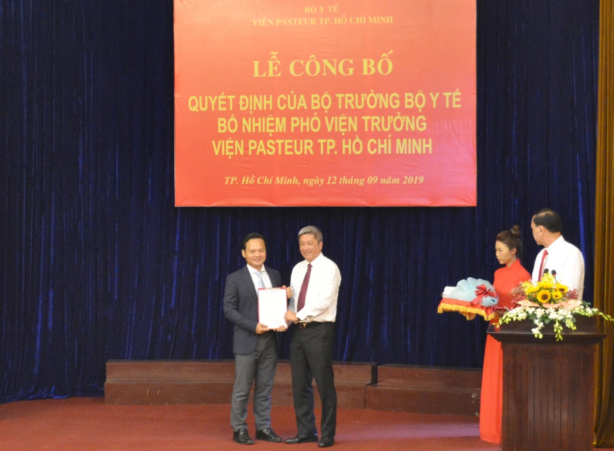 Thứ trưởng Bộ Y tế Nguyễn Trường Sơn (Áo trắng) trao quyết định bổ nhiệm cho ông Hoàng Quốc Cường.