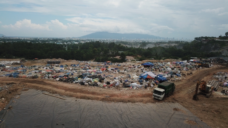 Bãi rác Khánh Sơn mới hoạt động từ năm 2007, trong đó có hạng mục 5 hộc chôn lấp chất thải rắn đô thị
