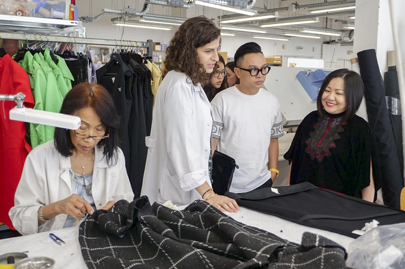 Bà Trang Lê và NTK Công Trí đã có dịp tham quan những phân xưởng thời trang nổi tiếng