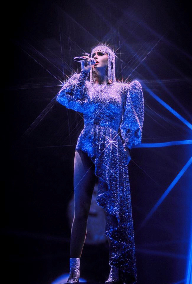 Ca sĩ Katy Perry biểu diễn trong trang phục của NTK Nguyễn Công Trí