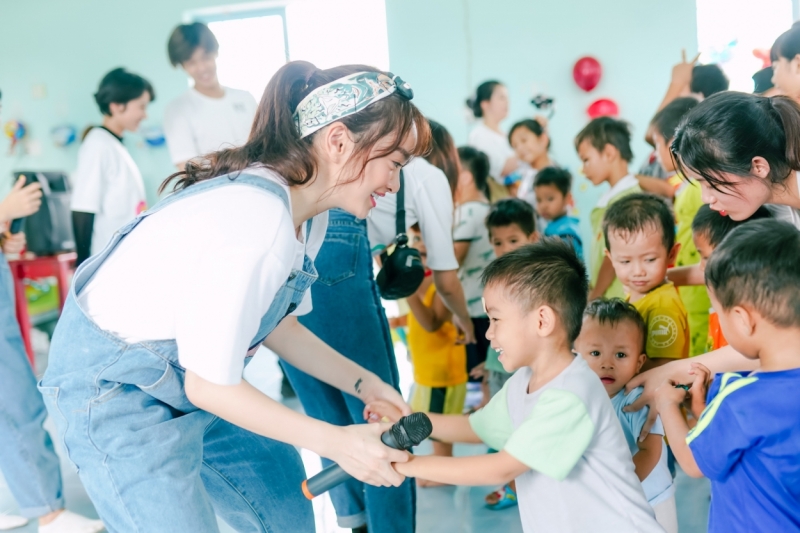 Kaity Nguyễn, Trang Hý, Trịnh Thảo và Soho vui trung thu cùng các em nhỏ có hoàn cảnh khó khăn