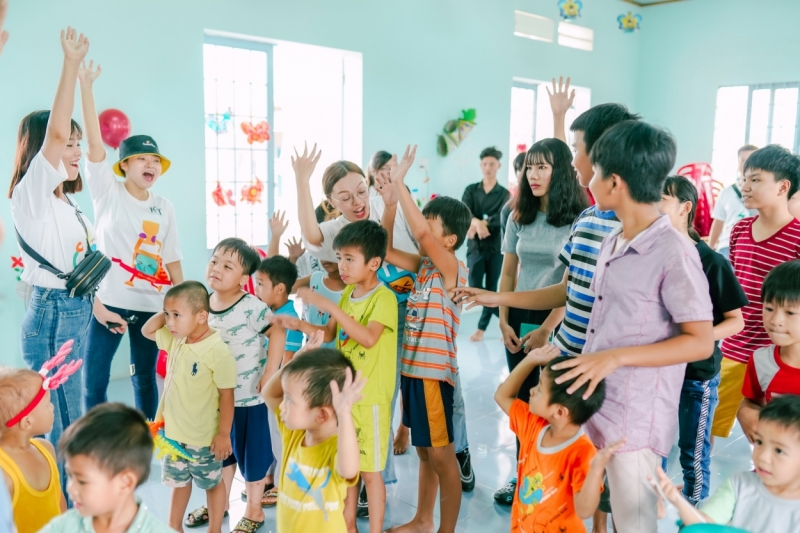 Kaity Nguyễn, Trang Hý, Trịnh Thảo và Soho vui trung thu cùng các em nhỏ có hoàn cảnh khó khăn