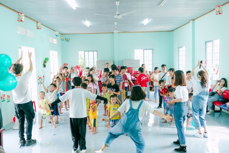 Kaity Nguyễn, Trang Hý, Trịnh Thảo và Soho vui trung thu cùng các em nhỏ có hoàn cảnh khó khăn