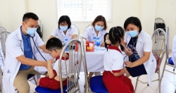 Khám bệnh cho gần 1200 học sinh sau vụ cháy tại Công ty Rạng Đông