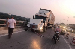 Xe container đâm vào 4 người trên cầu Thanh Trì, 1 người rơi xuống sông Hồng