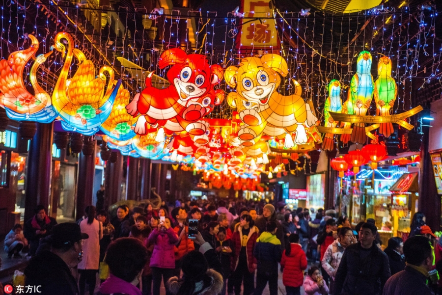 Trước đêm Trung Thu, mọi người trong gia đình, dù sống nơi đâu cũng đều quay về đoàn tụ với ông bà cha mẹ ăn bữa cơm đoàn viên, đó là ý nghĩa “song viên”, nên cũng gọi là “Tiết Đoàn Viên”. Ảnh: China Daily