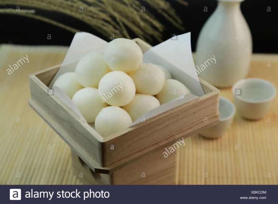 Bánh tsukimi-dango một loại bánh dầy hình tròn màu trắng tượng trưng cho mặt trăng thường được làm vào ngày Tết trung thu tại xứ sở hoa anh đào. Nguồn: Alamy