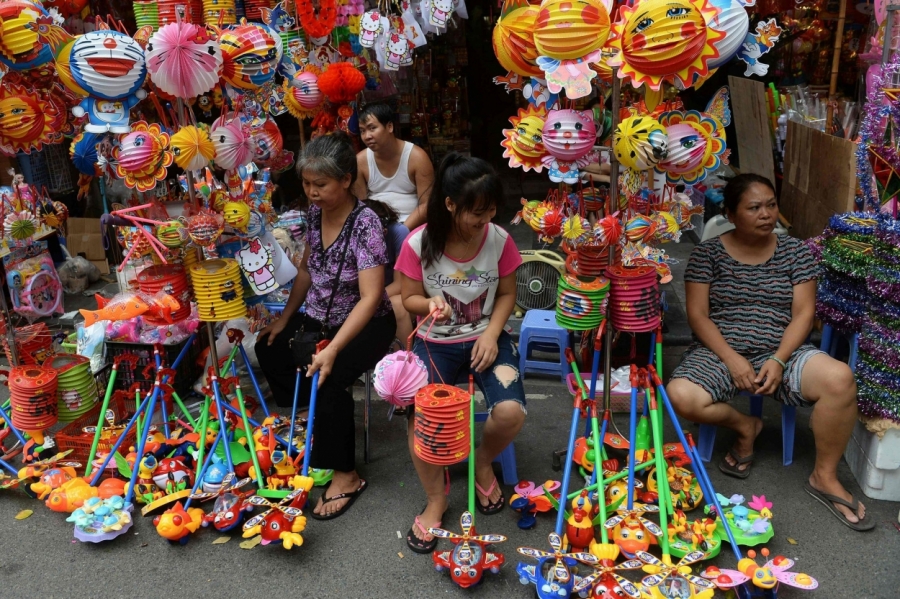 Đồ chơi trung thu được bày bán ở nhiều nơi vào dịp trung thu tại Việt Nam. Ảnh: AFP