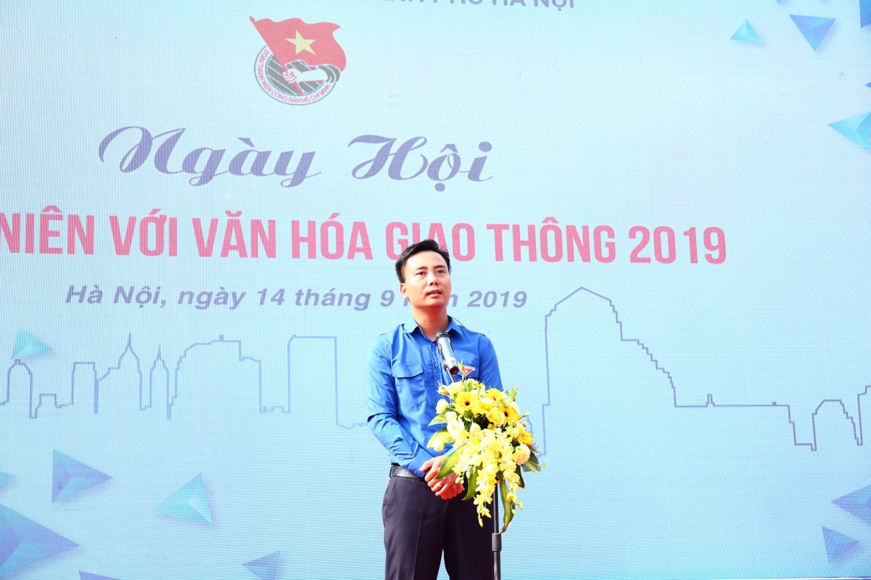 Đồng chí Nguyễn Đức Tiến, Phó bí thư Thành đoàn Hà Nội phát biểu tại ngày hội