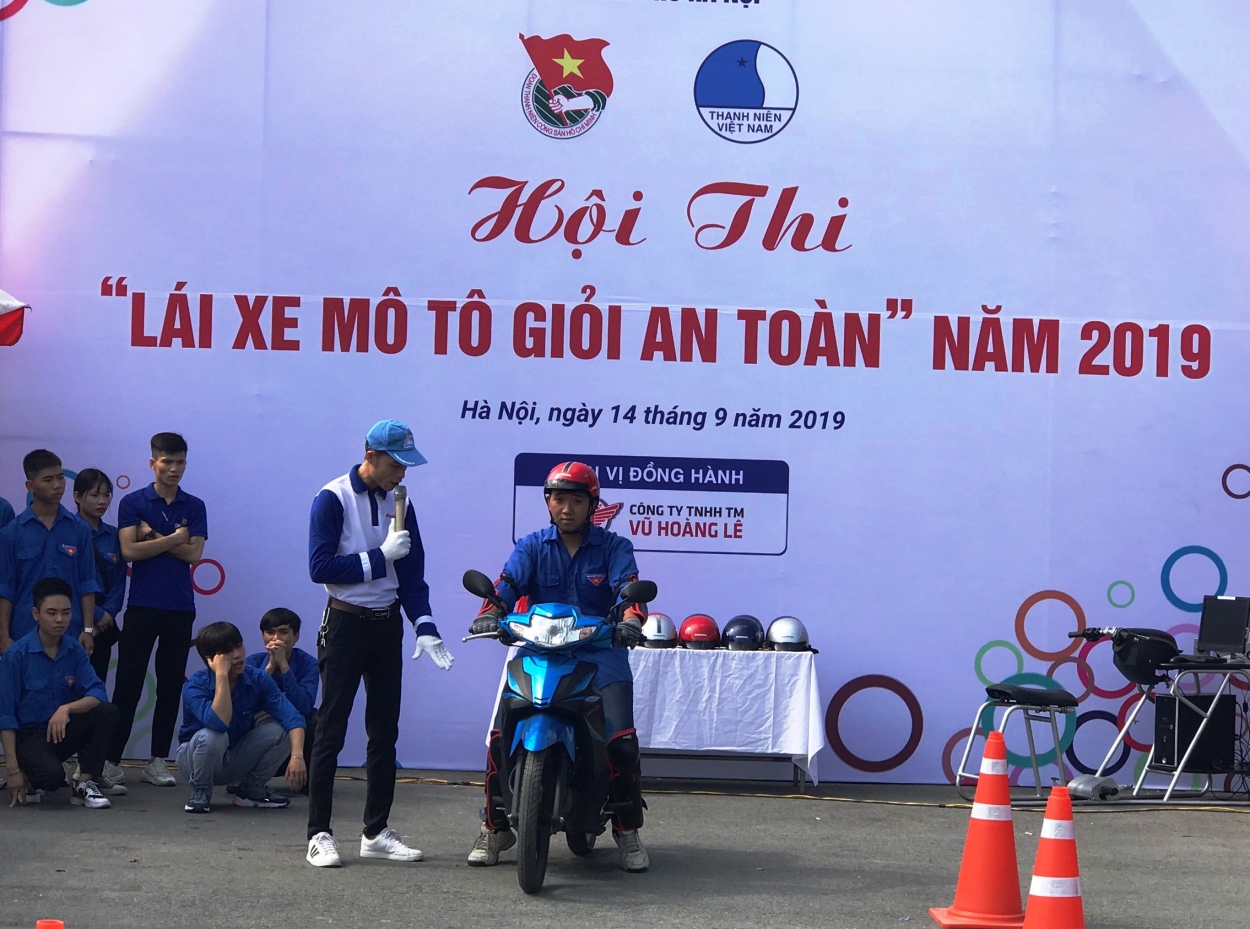 Thanh niên thi lái xe mô tô giỏi an toàn