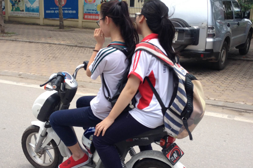 Nhiều trường hợp các em học sinh điều khiển xe máy điện không đội mũ bảo hiểm