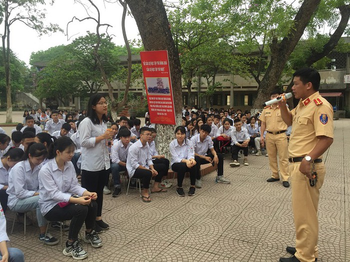Công an huyện Thạch Thất ( Hà Nội) tuyên truyền về Luật Giao thông cho các em học sinh tại trường THPT Phùng Khắc Khoan