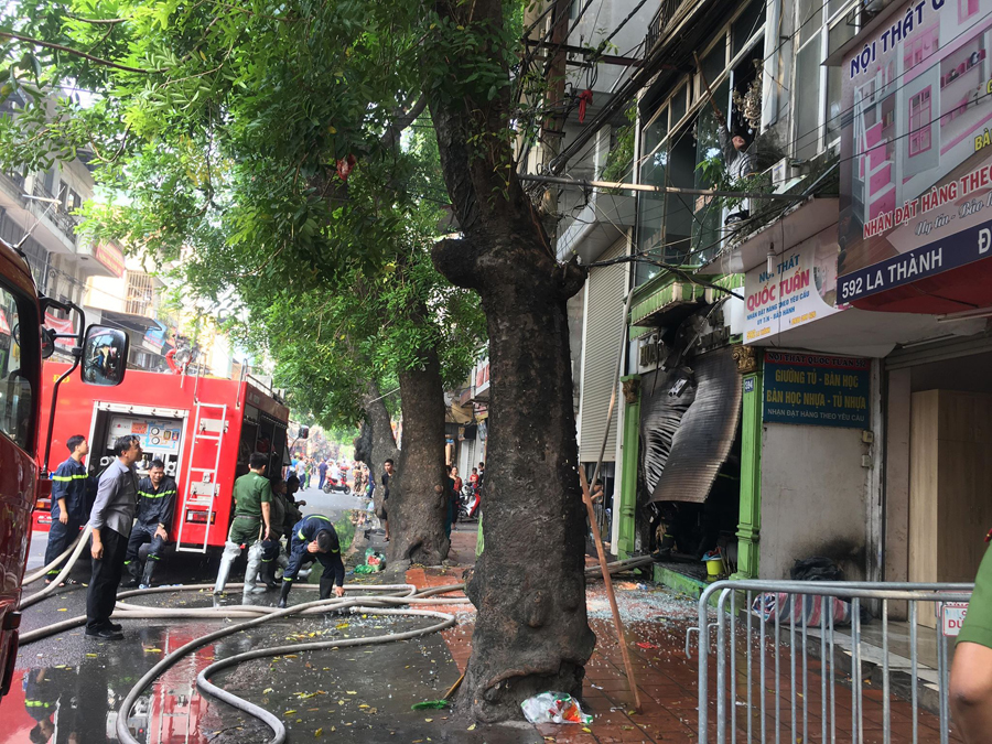 Cửa hàng ở phố La Thành cháy lớn, nhiều người nhảy xuống mái tôn nhà bên cạnh thoát thân