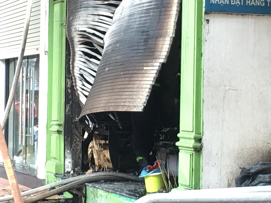 Cửa hàng ở phố La Thành cháy lớn, nhiều người nhảy xuống mái tôn nhà bên cạnh thoát thân