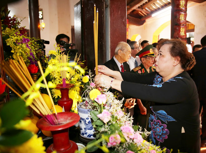 Phó Trưởng đoàn ĐBQH, Chủ tịch HĐND TP Hà Nội Nguyễn Thị Bích Ngọc dâng hương tưởng nhớ cụ Bùi Bằng Đoàn