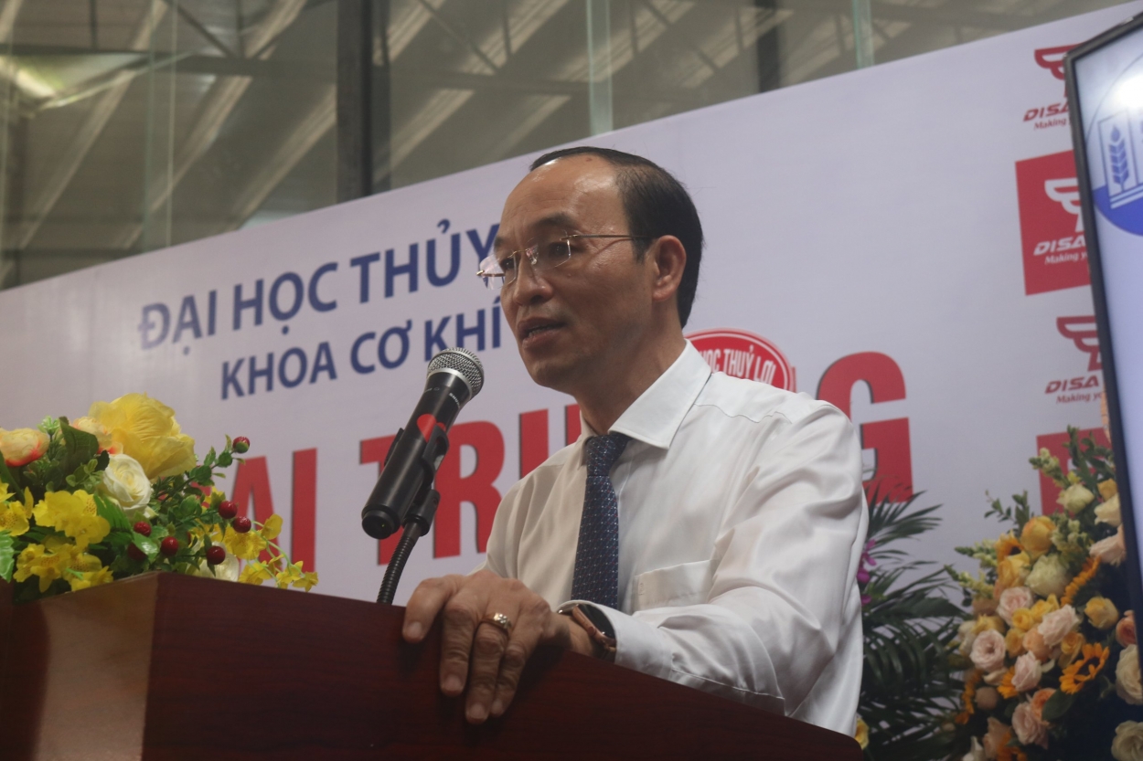 GS.TS Trịnh Minh Thụ - Hiệu trưởng nhà trường phát biểu tại buổi lễ.