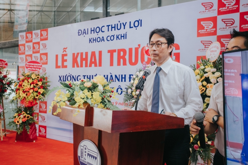 Đại diện doanh nghiệp đến từ Nhật Bản chúc mừng Lễ khai chương Xưởng thực hành đào tạo kỹ thuật ô tô khoa Cơ khi - ĐH Thủy lợi.