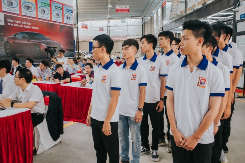 Đông đảo sinh viên khoa Cơ khi tham gia buổi lễ khai trương