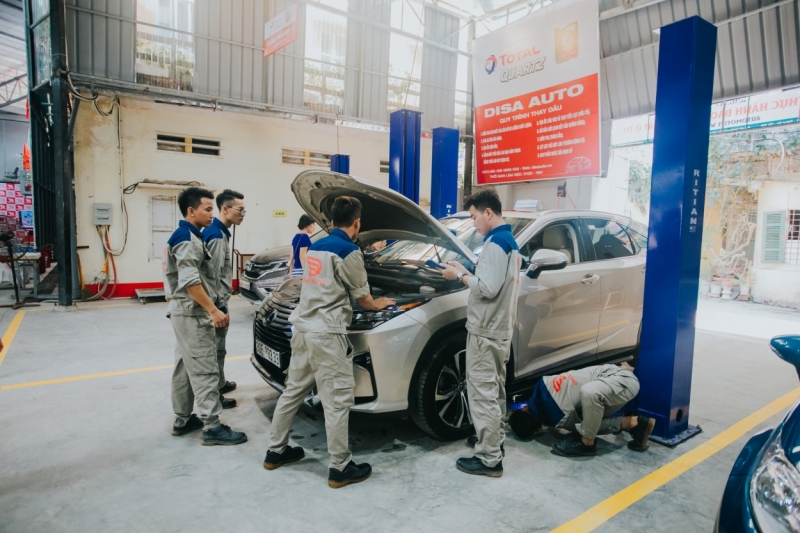 Sinh viên thực hành sửa chữa ô tô tại xưởng