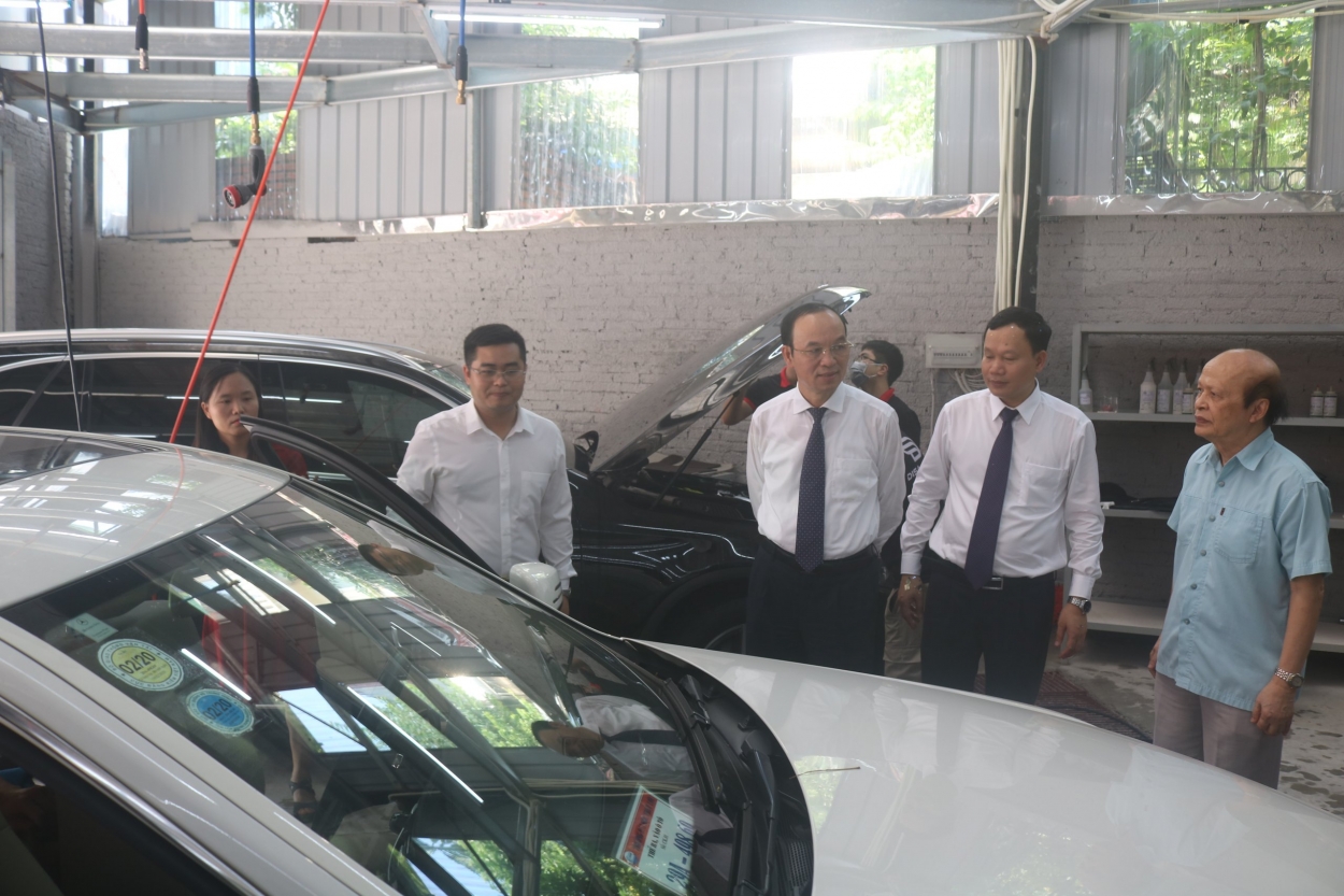 GS.TS Trịnh Minh Thụ, Hiệu trưởng trường Đại học Thủy lợi và TS Đoàn Yên Thế - Trưởng khoa Cơ khi thăm mẫu ô tô trưng bày tại xưởng.