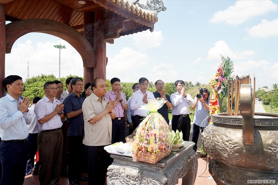 Thủ tướng Chính phủ Nguyễn Xuân Phúc dâng hương tại Thành cổ Quảng Trị