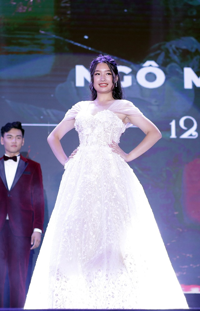 Ngô Minh Anh được trao giải thưởng Đại sứ Học vấn cho những thành tích học tập đáng nể của mình.