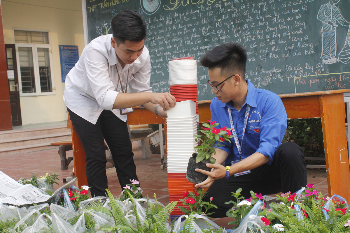 Các em học sinh hào hứng tham gia Đổi giấy lấy cây