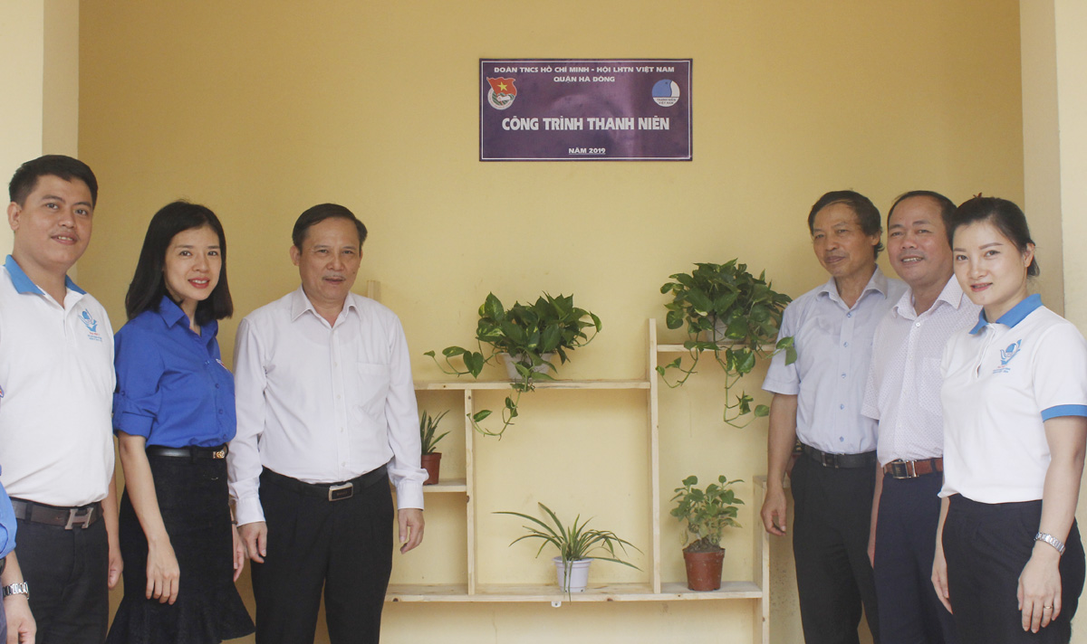 Các vị đại biểu khánh thành công trình thanh niên tại trường THPT Trần Hưng Đạo