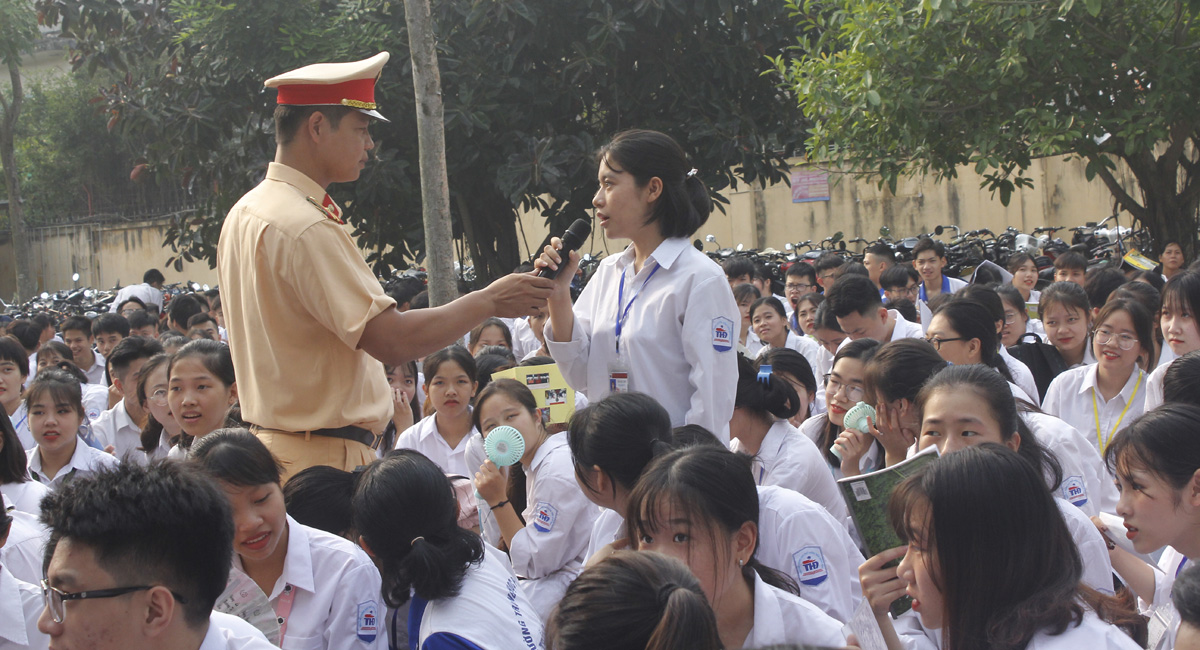 Cũng tại buổi lễ, học sinh được tập huấn kiến thức, kỹ năng lái xe an toàn