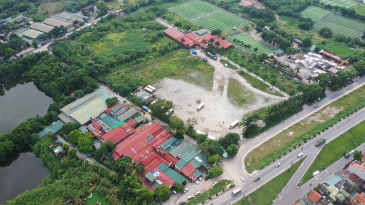 Nhà xưởng, sân bóng xuất hiện trên khu đất được người dân phản ánh là đất nông nghiệp tại phường Bồ Đề.