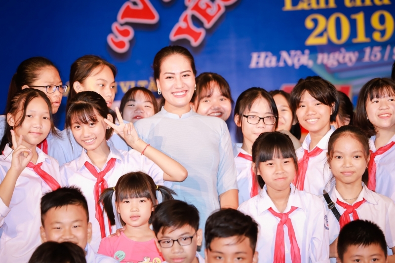 Diễn viên Minh Cúc trong vòng vây của các em học sinh