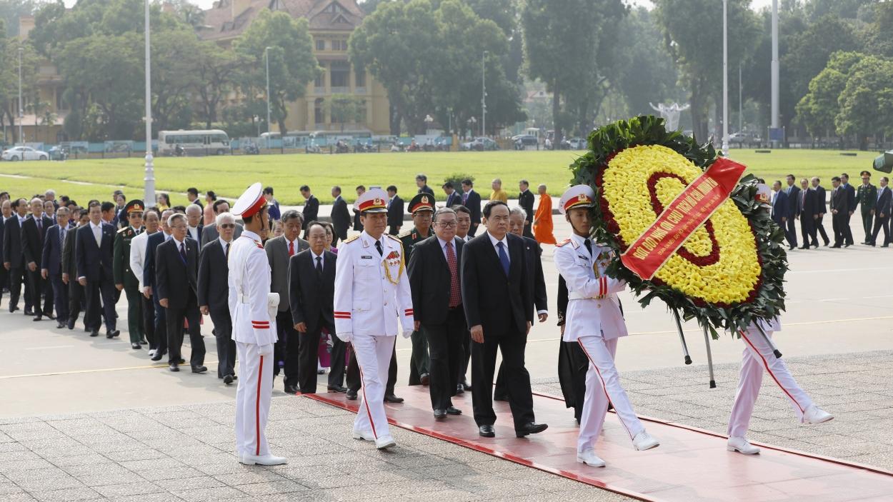 Đoàn đại biểu dự Đại hội MTTQ Việt Nam vào lăng viếng Chủ tịch Hồ Chí Minh