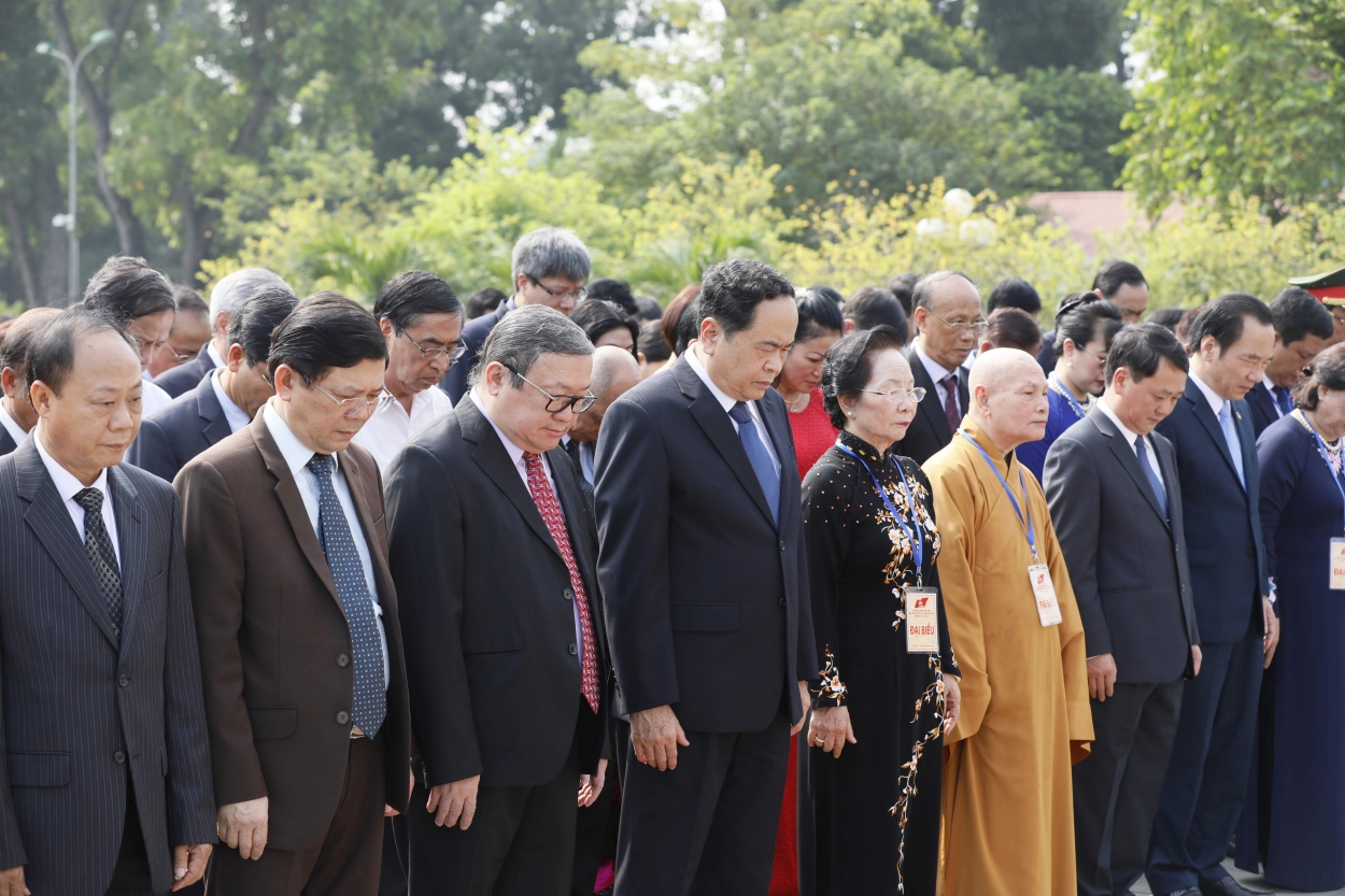 Đoàn đại biểu dự Đại hội đại biểu toàn quốc MTTQ Việt Nam lần thứ IX tưởng niệm các Anh hùng liệt sỹ
