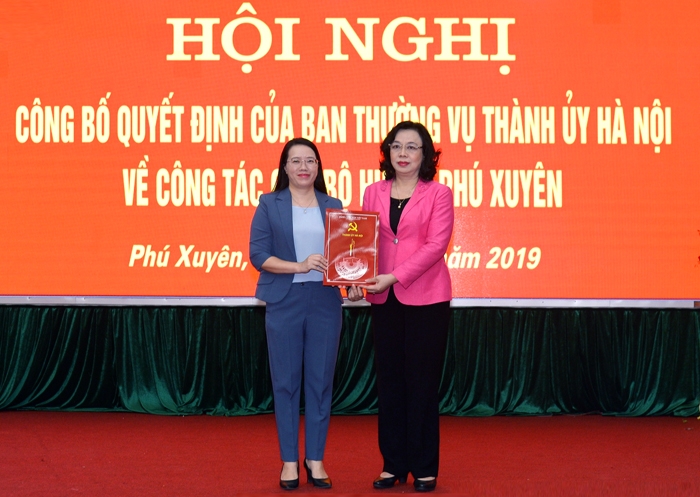 Phó Bí thư Thường trực Thành ủy Ngô Thị Thanh Hằng trao quyết định cho đồng chí Phạm Hải Hoa