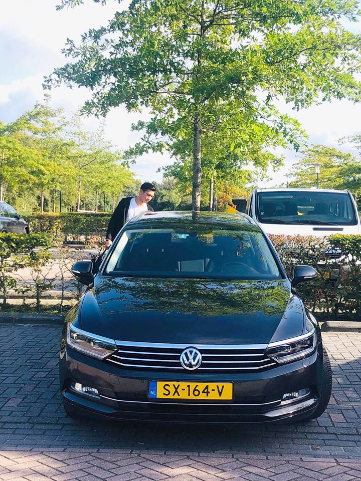 Chiếc xe hạng D Volkswagen Passat sẽ là phương tiện để Văn Hậu di chuyển trong thời gian sinh sống tại đây