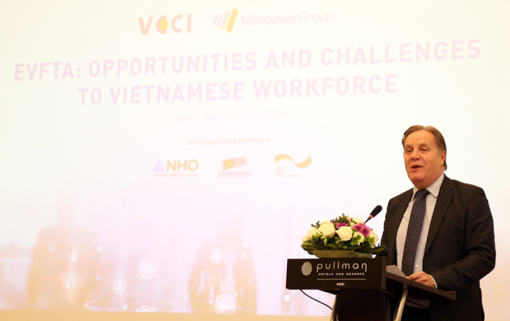 Ông Simon Matthews, Tổng giám đốc ManpowerGroup Việt Nam, Thái Lan và Trung Đông phát biểu tại Hội thảo