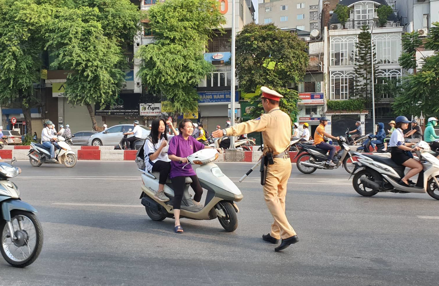 Hà Nội: CSGT ra quân tuyên truyền, giáo dục pháp luật về an toàn giao thông