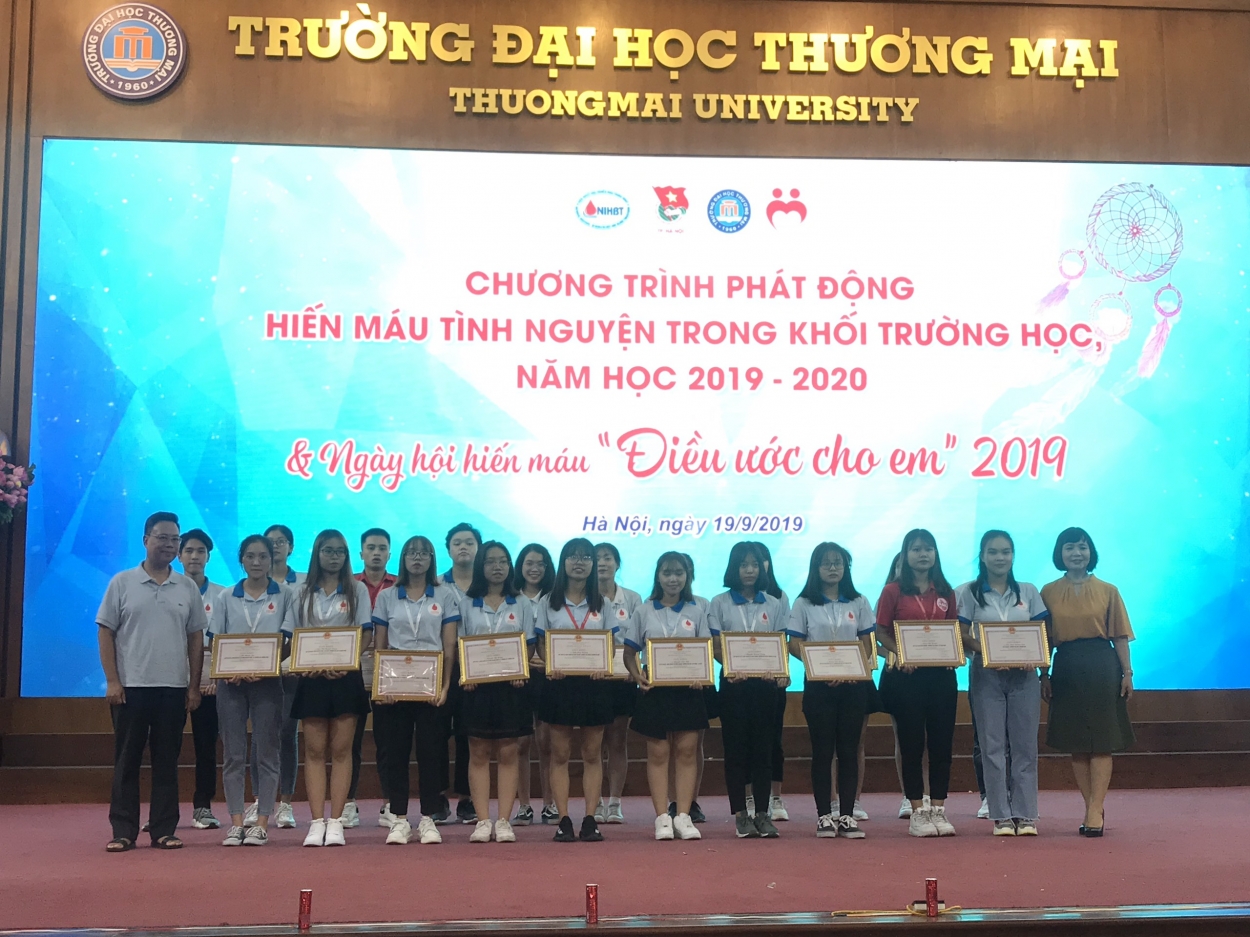 Các bạn sinh viên có thành tích trong công tác vận động hiến máu được tuyên dương tại chương trình