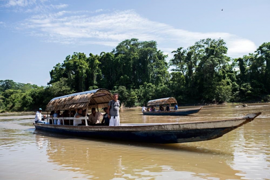 Một chiếc thuyền chở đầy người di cư Trung Mỹ băng qua biên giới Corozal, phía Nam Mexico. Ảnh: Guardian