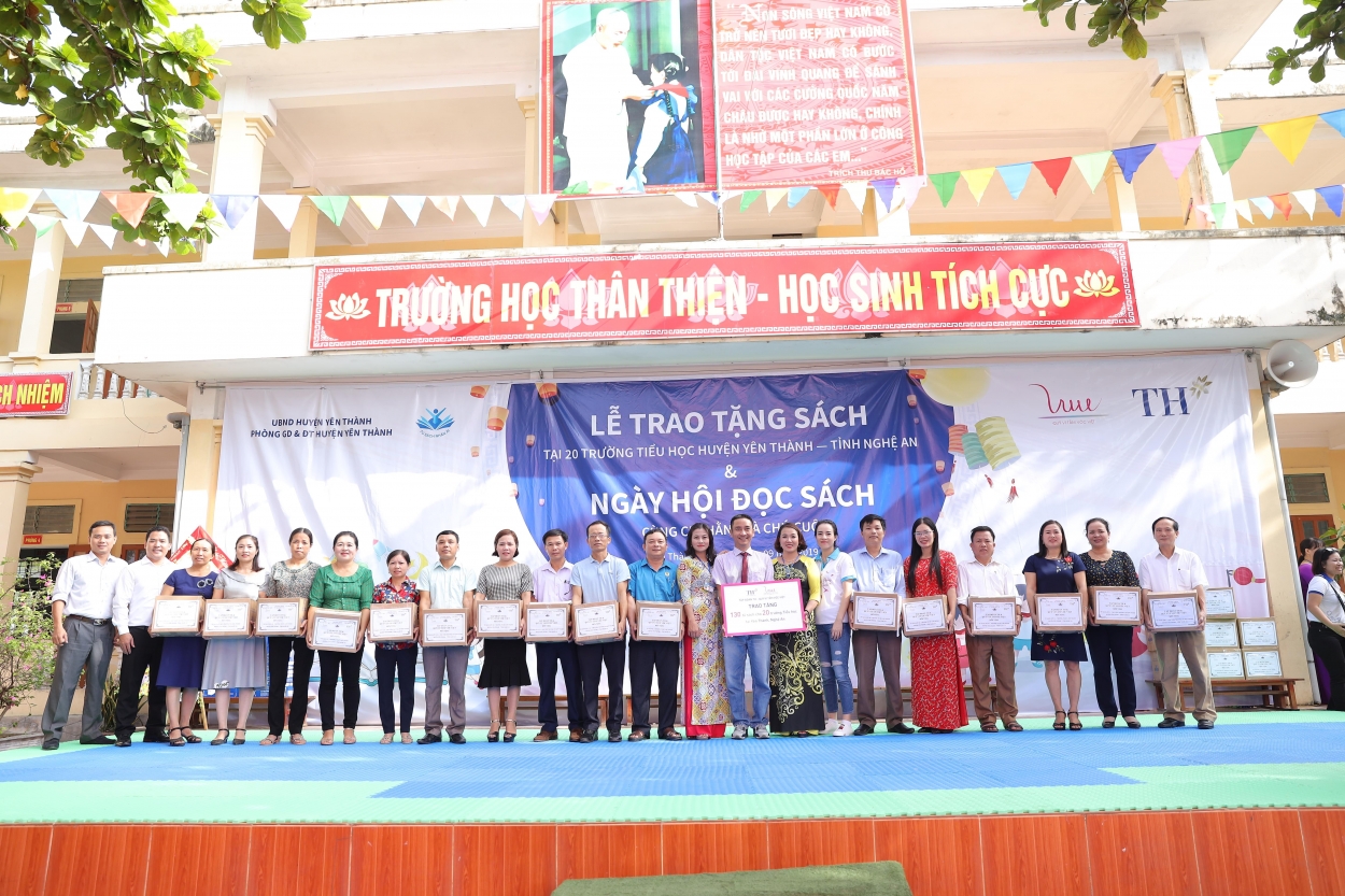 20 trường tiểu học tại Huyện Yên Thành, Nghệ An được trao 130 tủ sách với gần 8.000 cuốn sách từ Tập đoàn TH và Quỹ Vì Tầm Vóc Việt